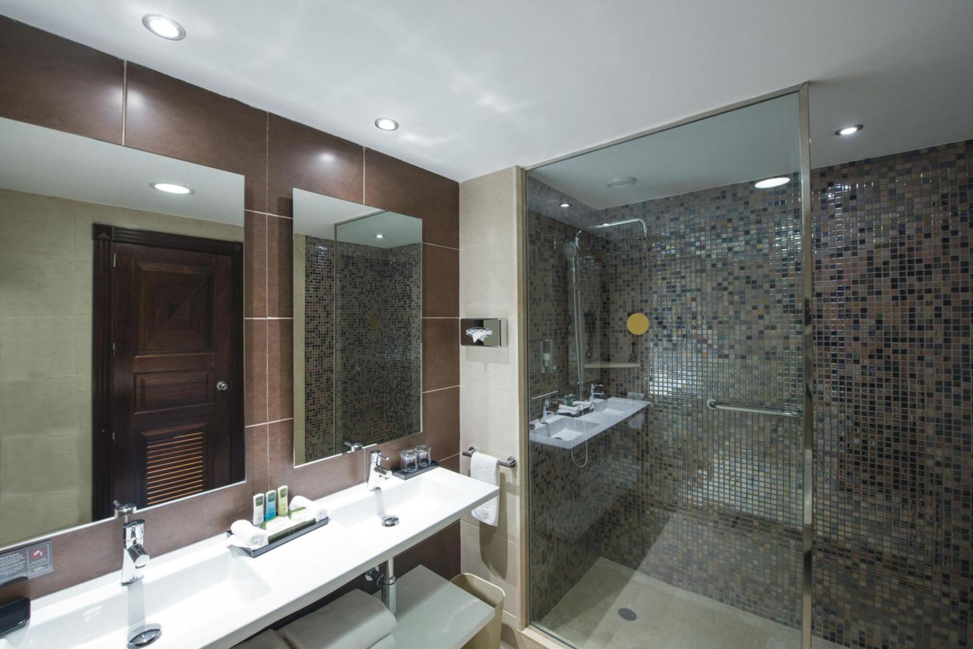 Suite Junior con vistas parciales al mar